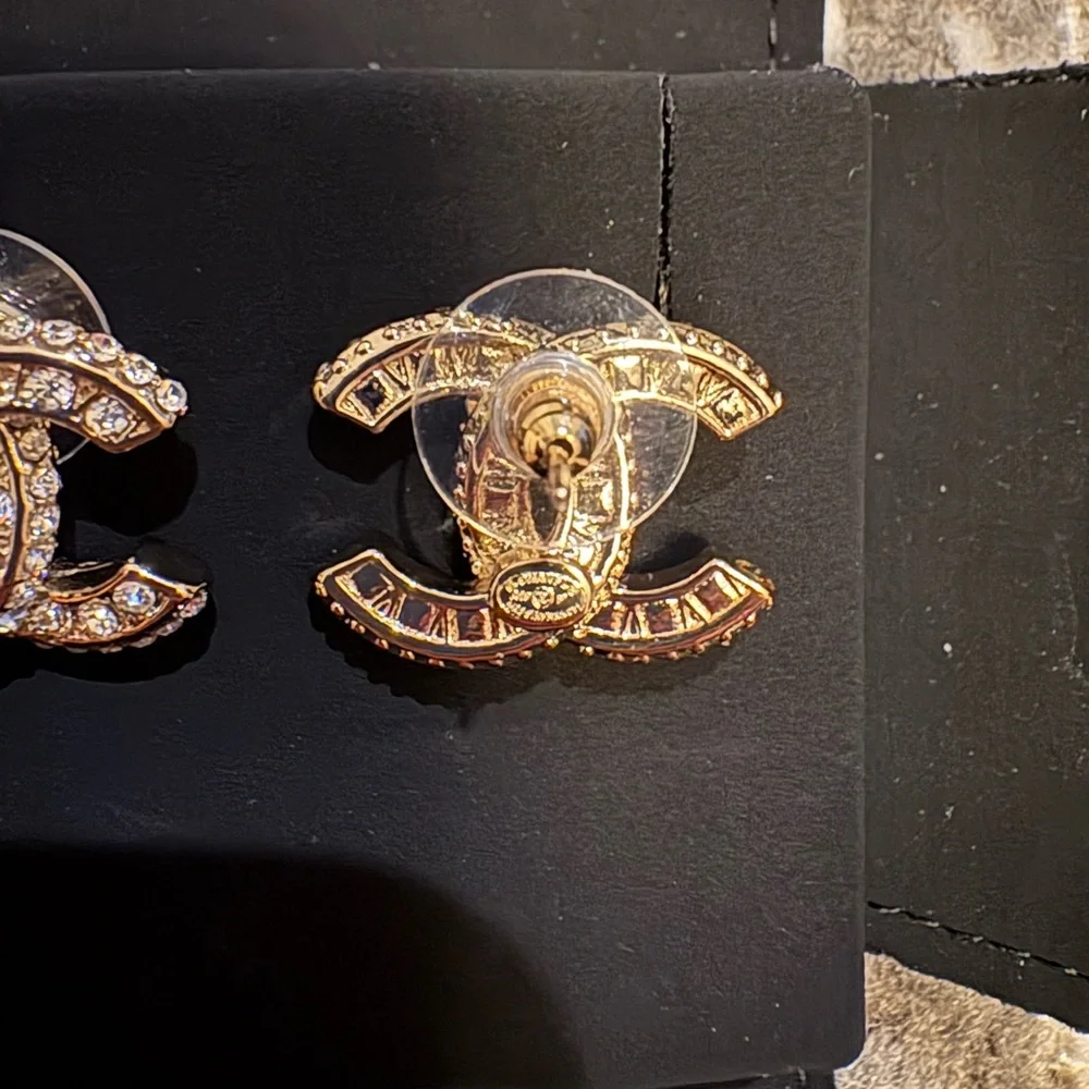 CHANEL Gold and pearl Logo Earrings - Picture 2 of 11